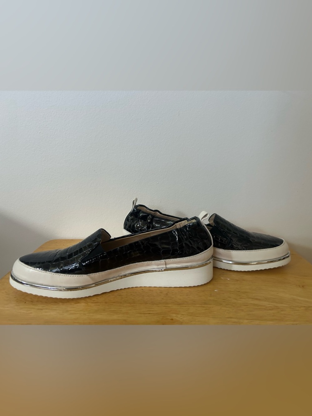 RON WHITE WOMEN
Nellaya Avara Onyx Pearlized Croc Ultralight Slip-On shoe Size 9